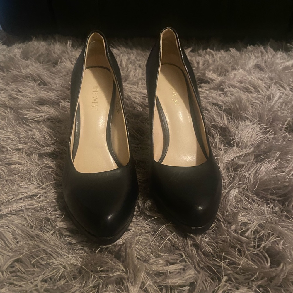 Nine West Women's ROCHA Classic Almond Toe Pump - Leather sz 6.5 Black